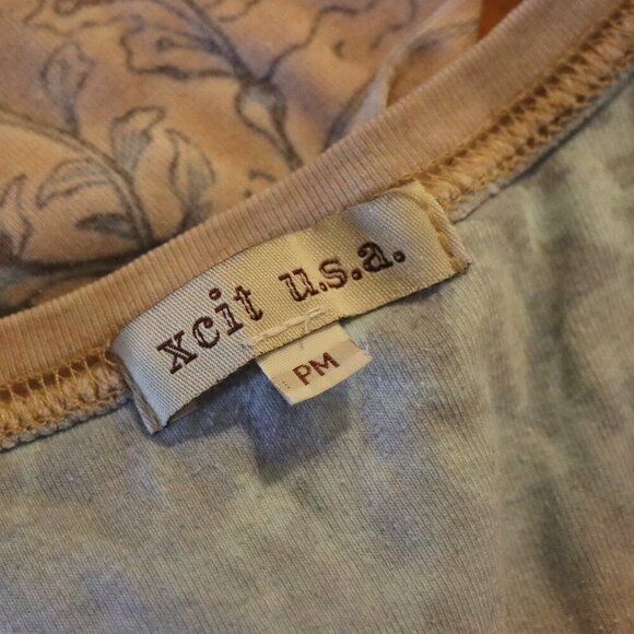 xcit usa 3/4 length tshirt pink and blue floral and scrollwork t-shirt - Picture 2 of 3